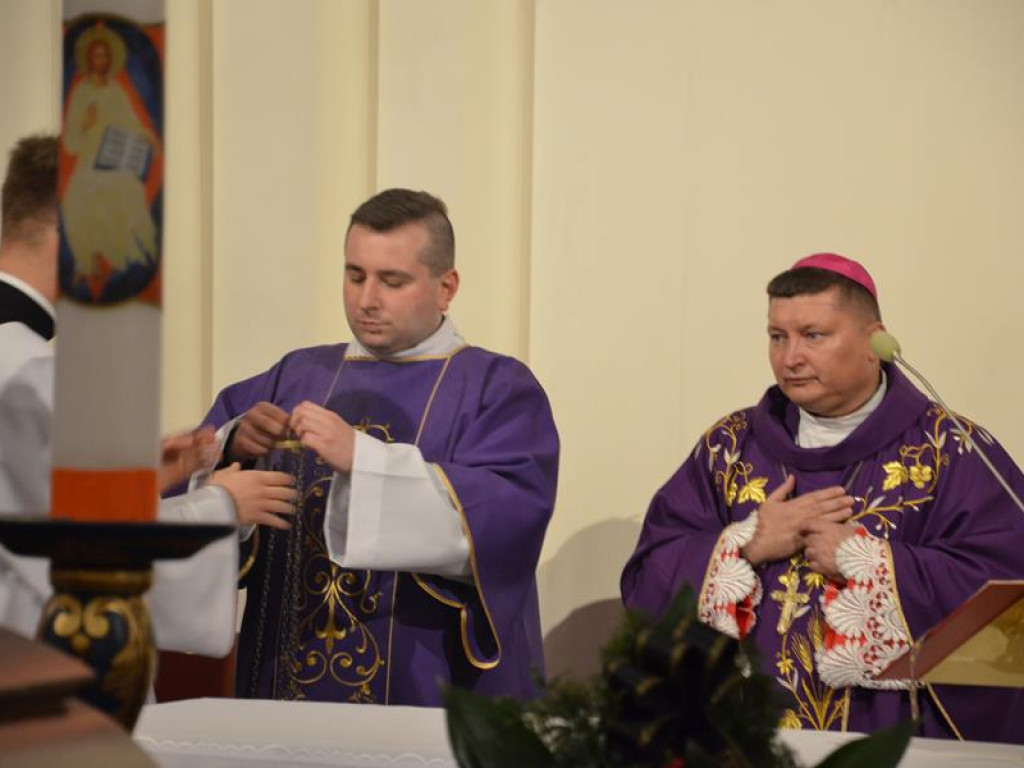 Pożegnanie biskupa Alojzego Orszulika w łowickiej katedrze