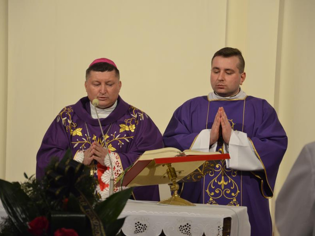 Pożegnanie biskupa Alojzego Orszulika w łowickiej katedrze