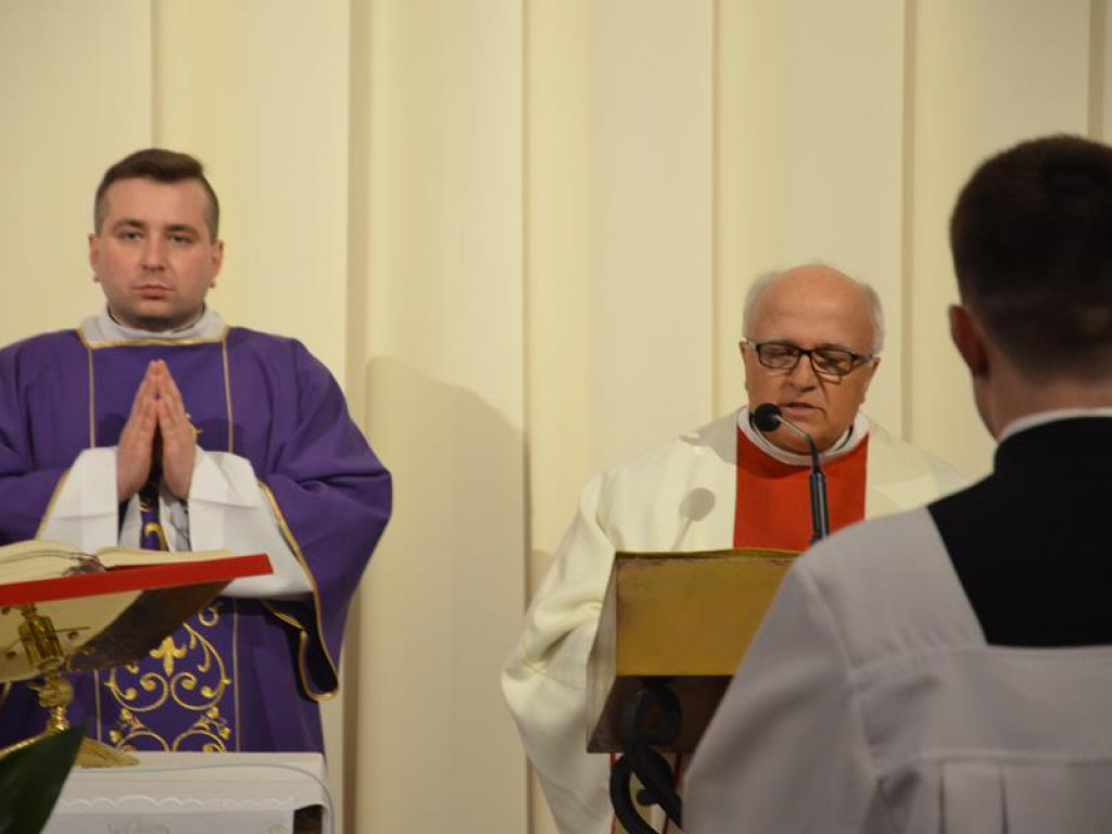 Pożegnanie biskupa Alojzego Orszulika w łowickiej katedrze
