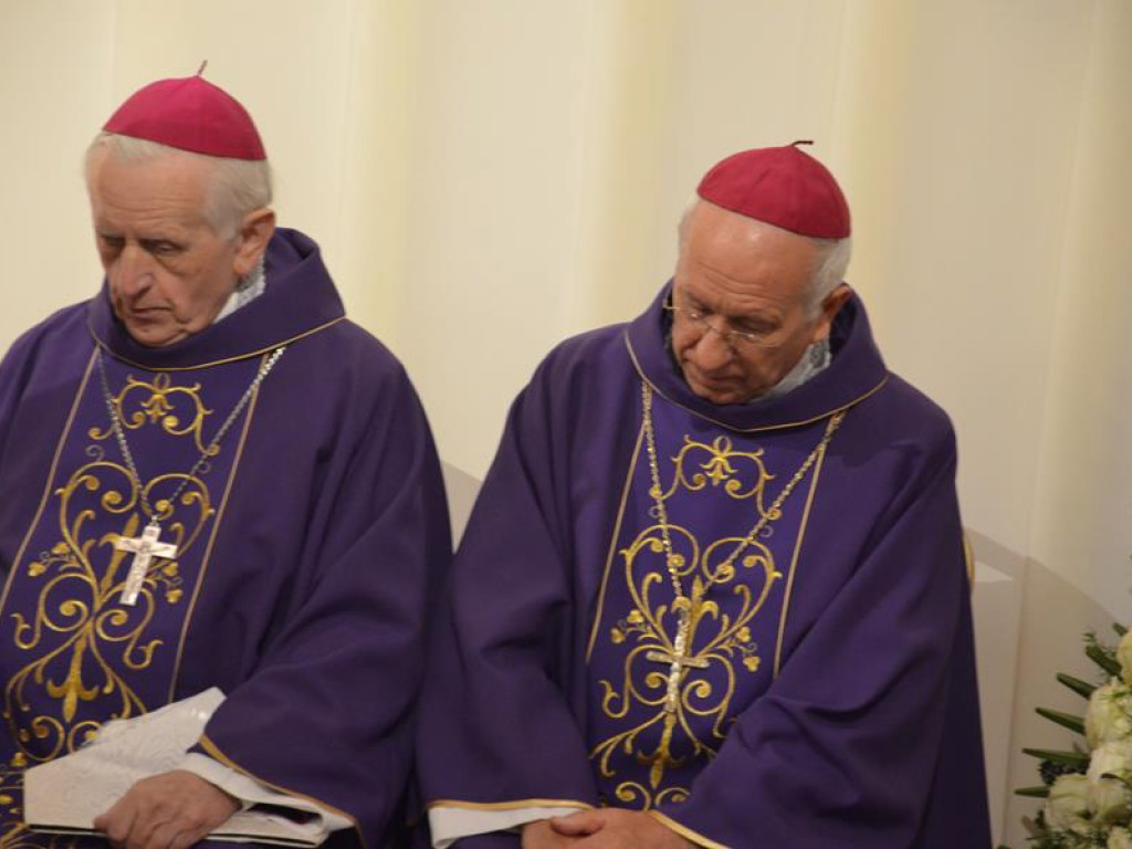 Pożegnanie biskupa Alojzego Orszulika w łowickiej katedrze