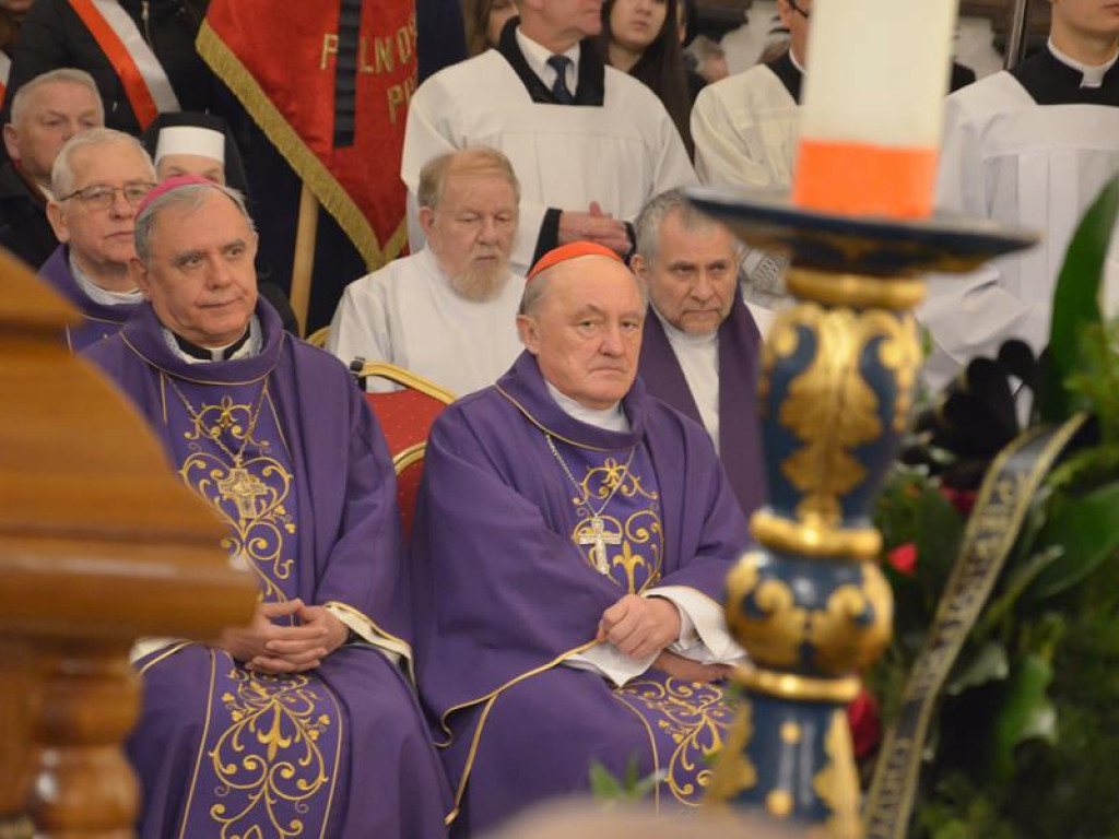 Pożegnanie biskupa Alojzego Orszulika w łowickiej katedrze