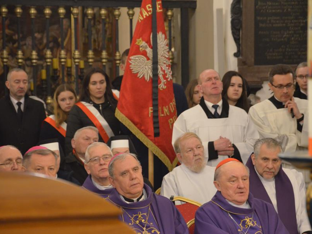 Pożegnanie biskupa Alojzego Orszulika w łowickiej katedrze