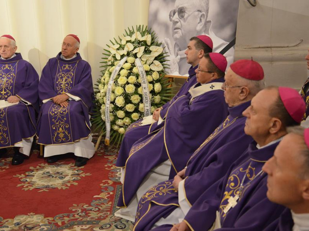 Pożegnanie biskupa Alojzego Orszulika w łowickiej katedrze