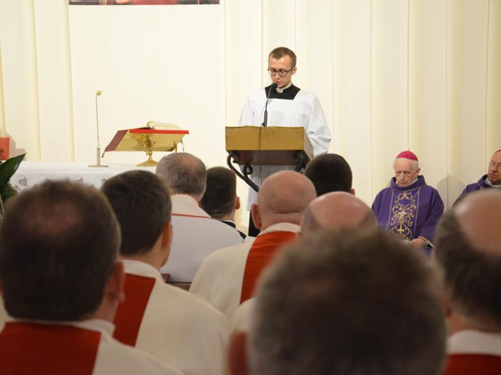Pożegnanie biskupa Alojzego Orszulika w łowickiej katedrze