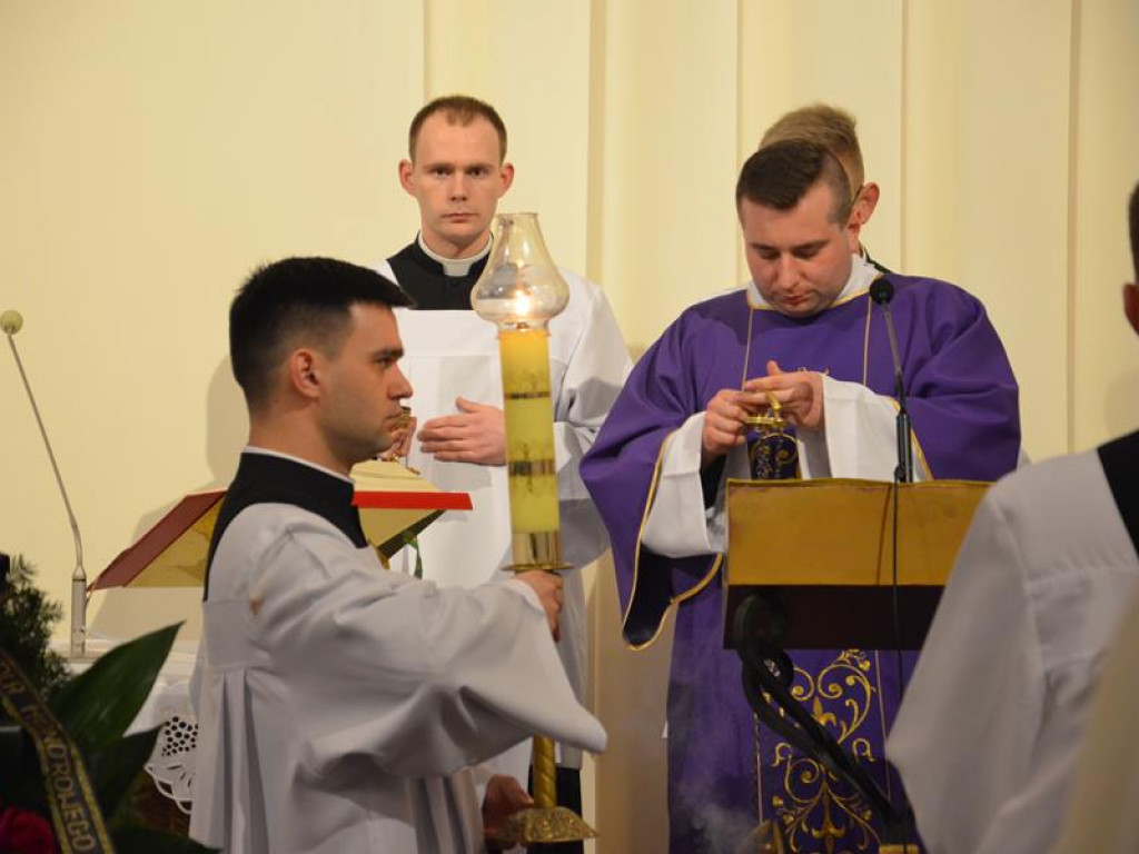 Pożegnanie biskupa Alojzego Orszulika w łowickiej katedrze