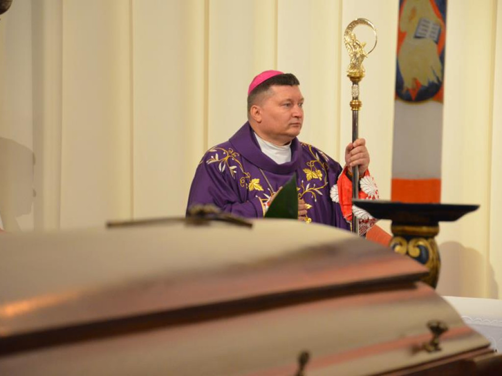 Pożegnanie biskupa Alojzego Orszulika w łowickiej katedrze