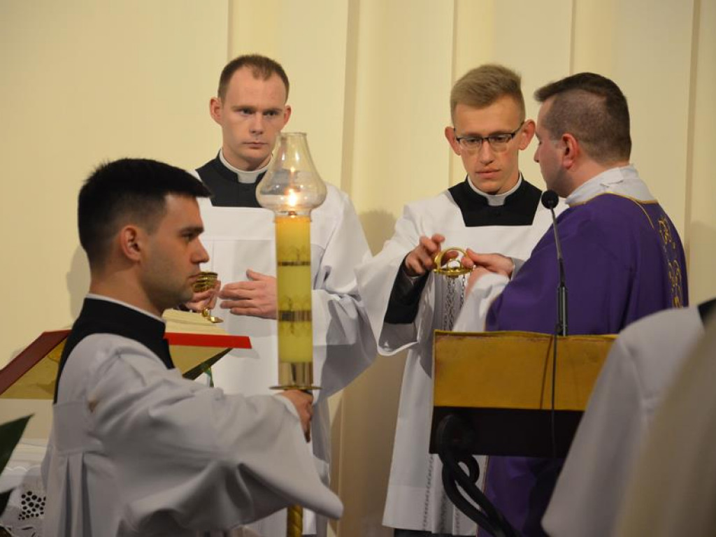 Pożegnanie biskupa Alojzego Orszulika w łowickiej katedrze