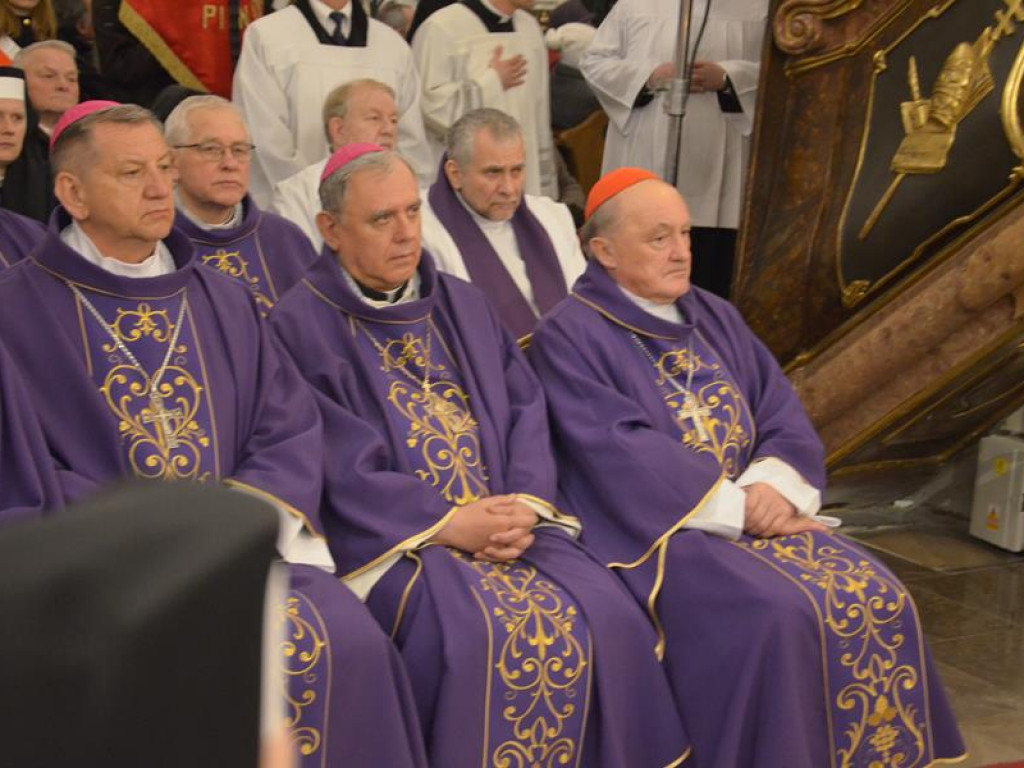 Pożegnanie biskupa Alojzego Orszulika w łowickiej katedrze