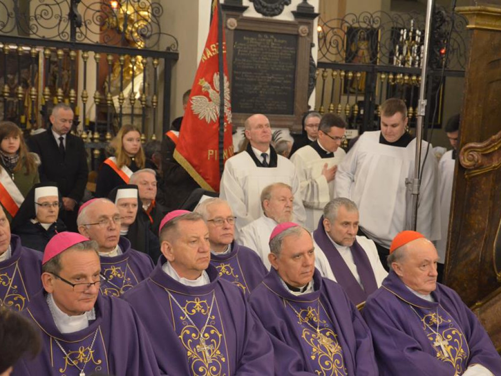 Pożegnanie biskupa Alojzego Orszulika w łowickiej katedrze