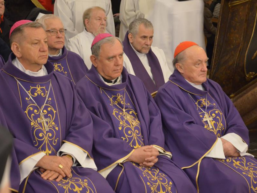 Pożegnanie biskupa Alojzego Orszulika w łowickiej katedrze