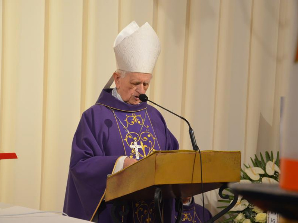 Pożegnanie biskupa Alojzego Orszulika w łowickiej katedrze