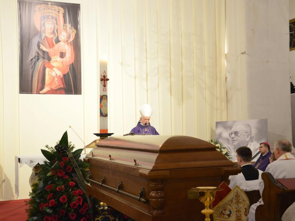 Pożegnanie biskupa Alojzego Orszulika w łowickiej katedrze