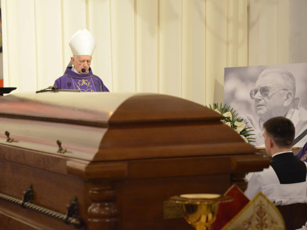 Pożegnanie biskupa Alojzego Orszulika w łowickiej katedrze