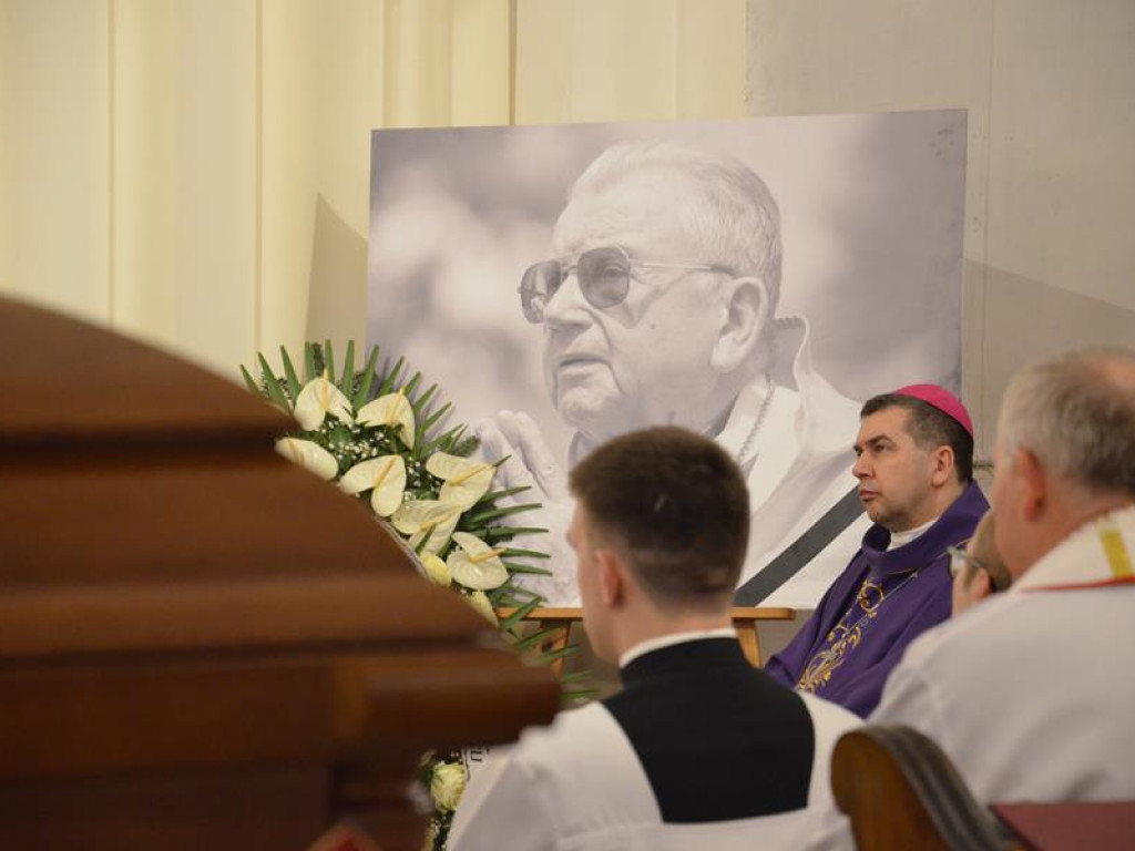 Pożegnanie biskupa Alojzego Orszulika w łowickiej katedrze