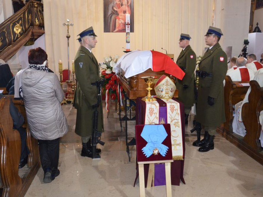 Prymas Polski na pogrzebie biskupa Alojzego Orszulika