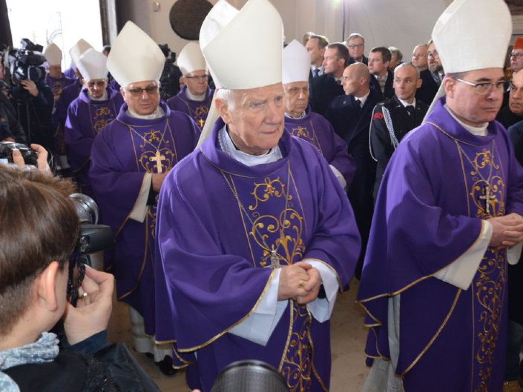 Prymas Polski na pogrzebie biskupa Alojzego Orszulika