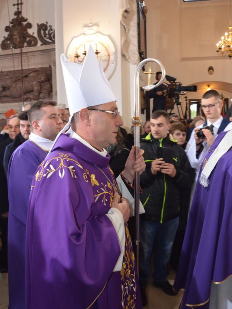 Prymas Polski na pogrzebie biskupa Alojzego Orszulika