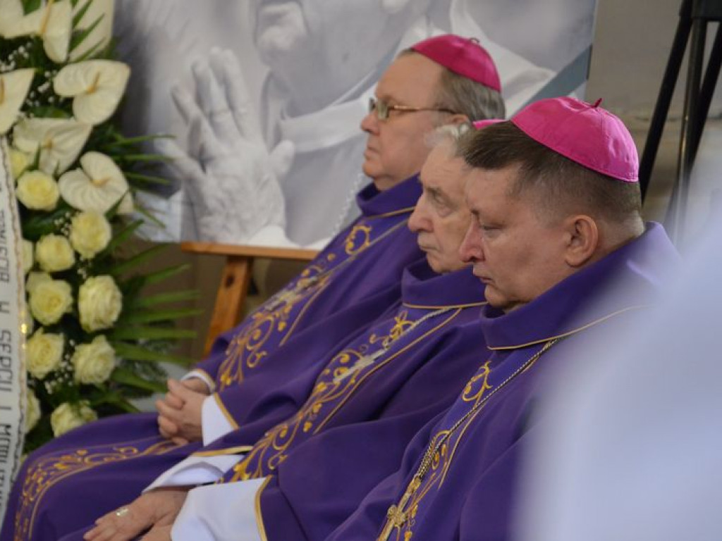 Prymas Polski na pogrzebie biskupa Alojzego Orszulika