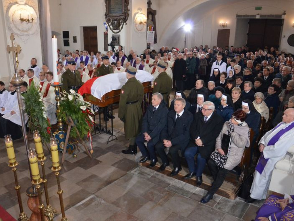 Prymas Polski na pogrzebie biskupa Alojzego Orszulika