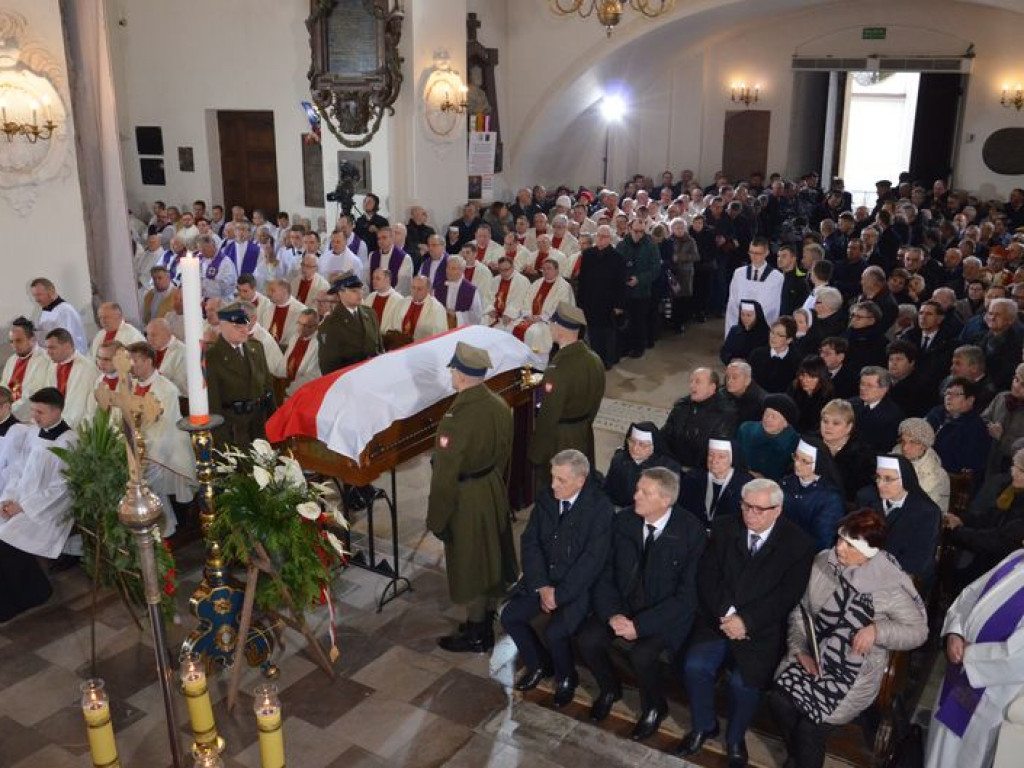 Prymas Polski na pogrzebie biskupa Alojzego Orszulika
