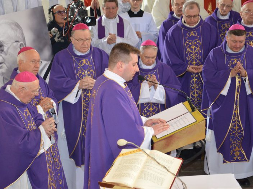 Prymas Polski na pogrzebie biskupa Alojzego Orszulika
