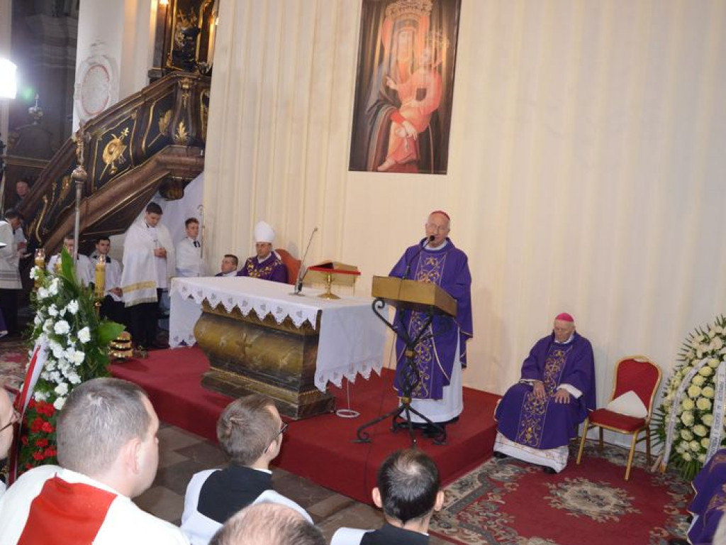 Prymas Polski na pogrzebie biskupa Alojzego Orszulika