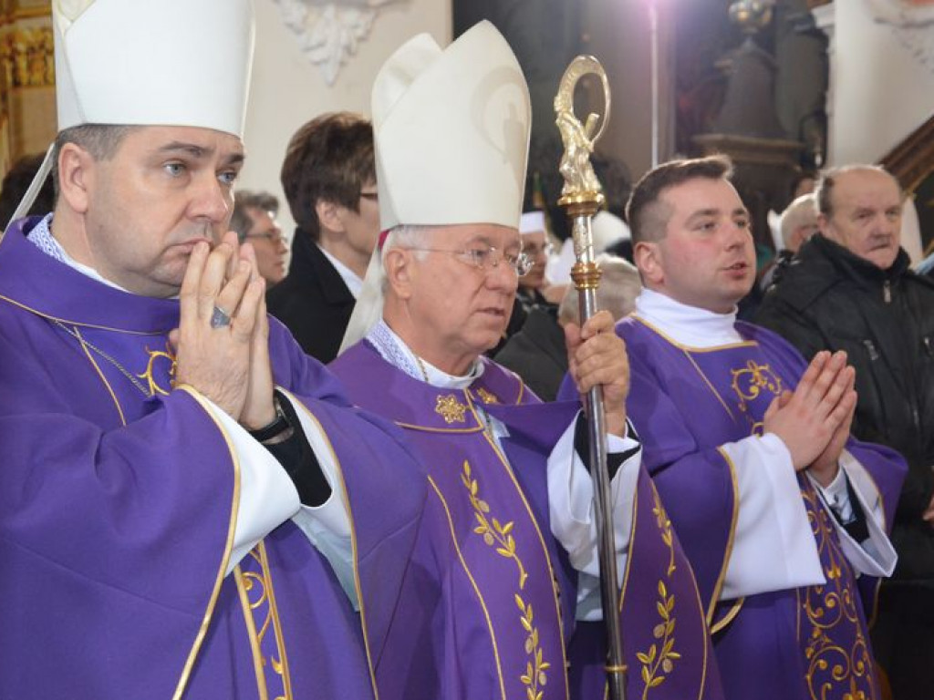 Prymas Polski na pogrzebie biskupa Alojzego Orszulika