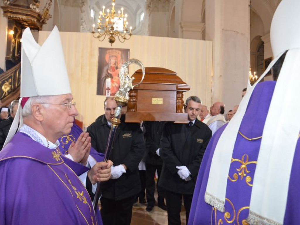 Prymas Polski na pogrzebie biskupa Alojzego Orszulika
