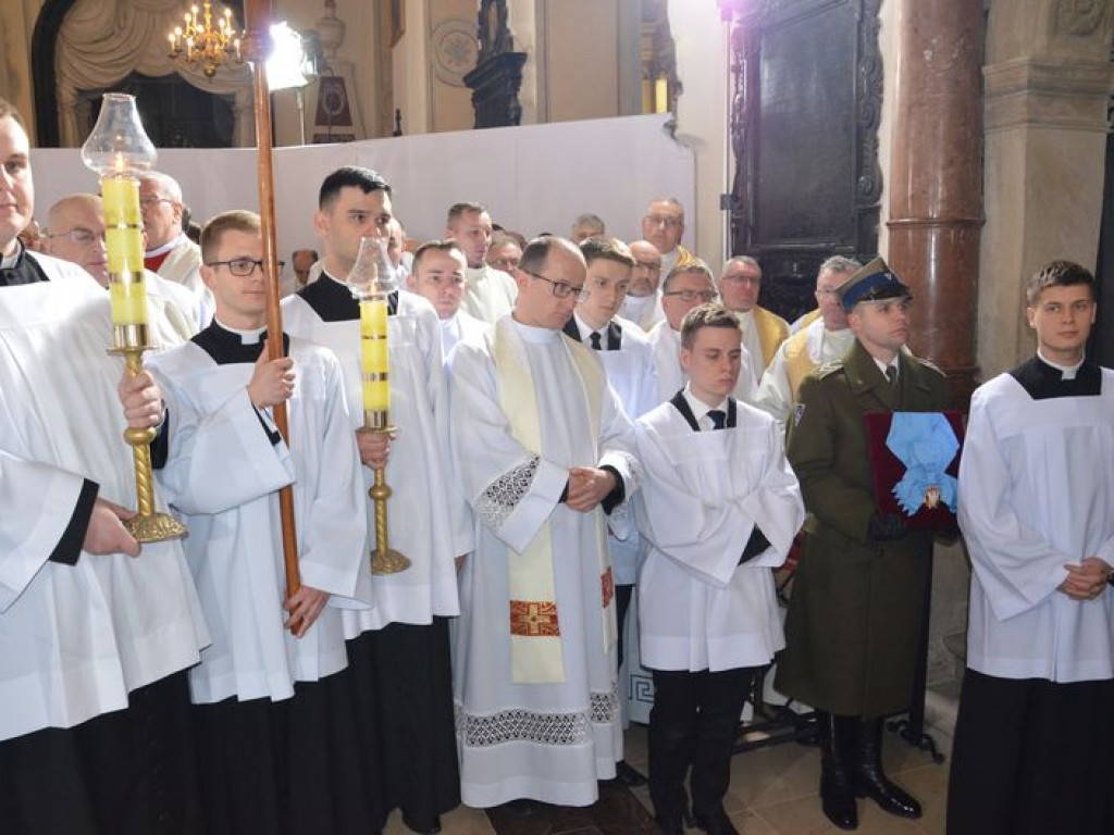 Prymas Polski na pogrzebie biskupa Alojzego Orszulika