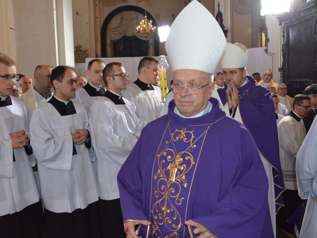 Prymas Polski na pogrzebie biskupa Alojzego Orszulika