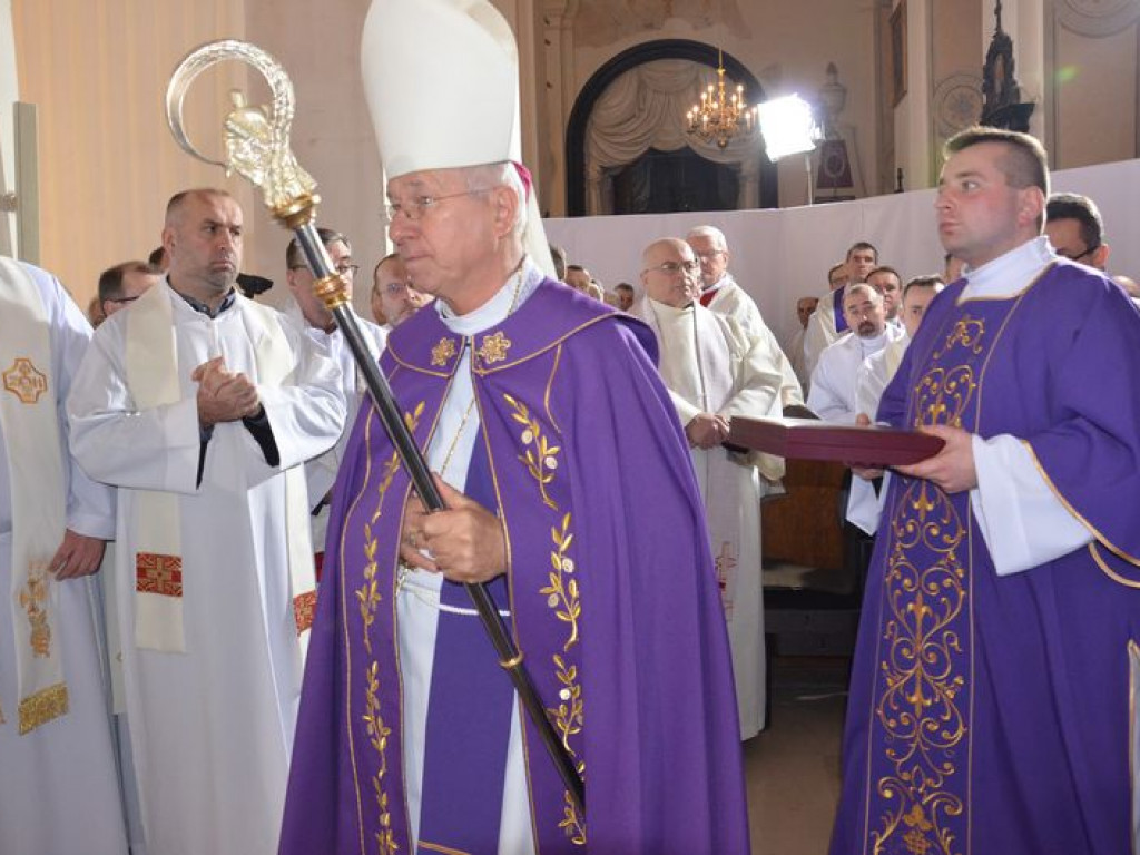 Prymas Polski na pogrzebie biskupa Alojzego Orszulika
