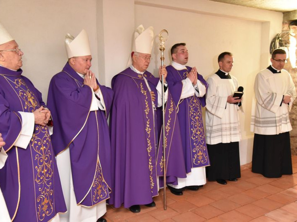 Prymas Polski na pogrzebie biskupa Alojzego Orszulika