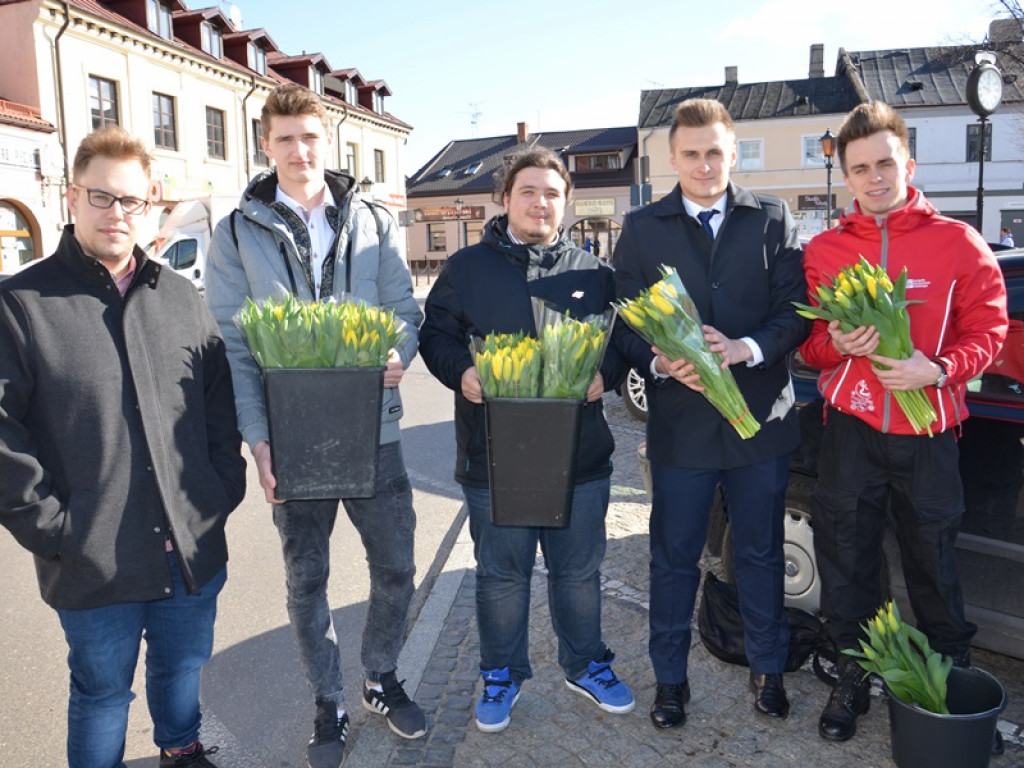 Tulipany dla pań od młodzieżowych radnych