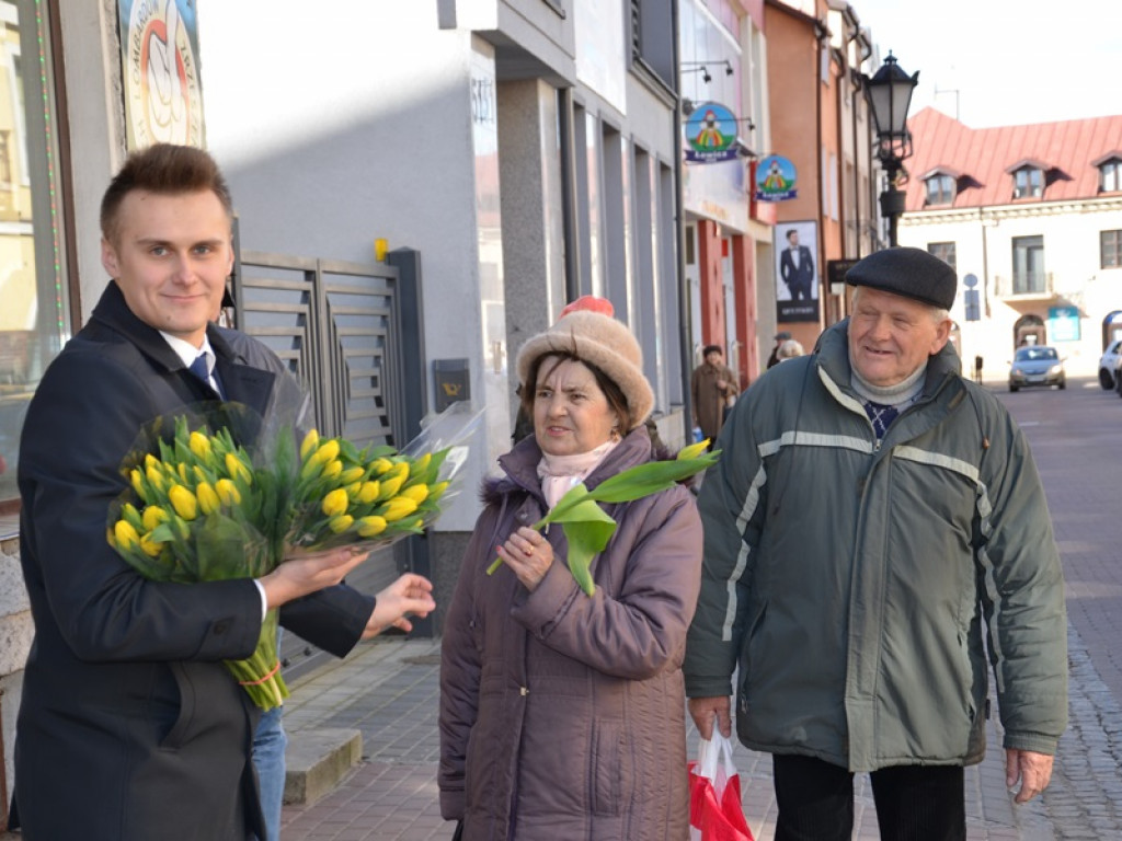 Tulipany dla pań od młodzieżowych radnych