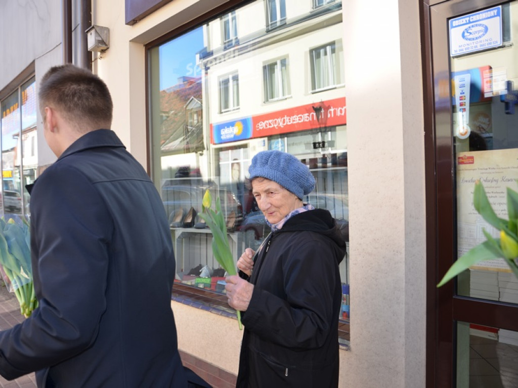 Tulipany dla pań od młodzieżowych radnych