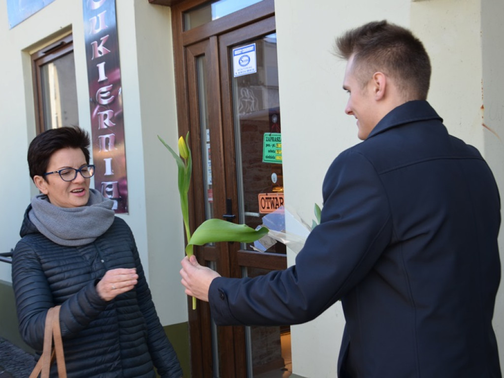 Tulipany dla pań od młodzieżowych radnych
