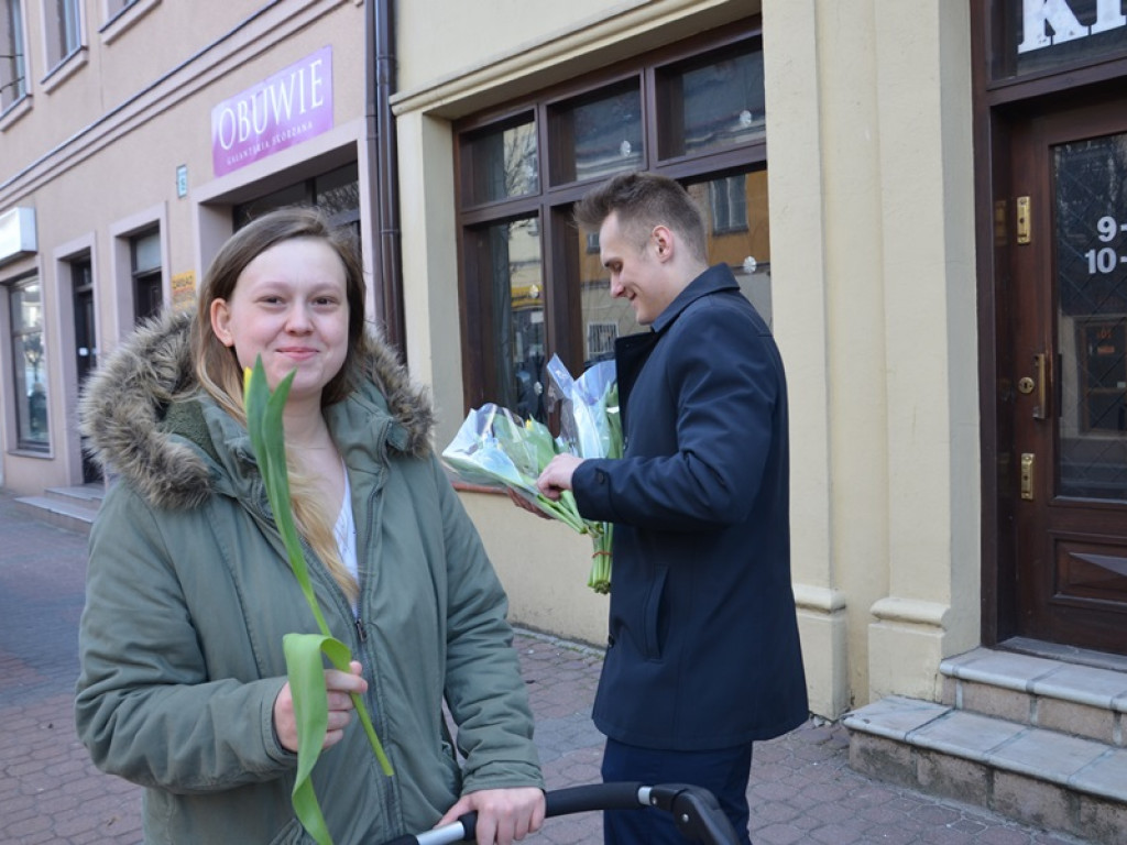 Tulipany dla pań od młodzieżowych radnych