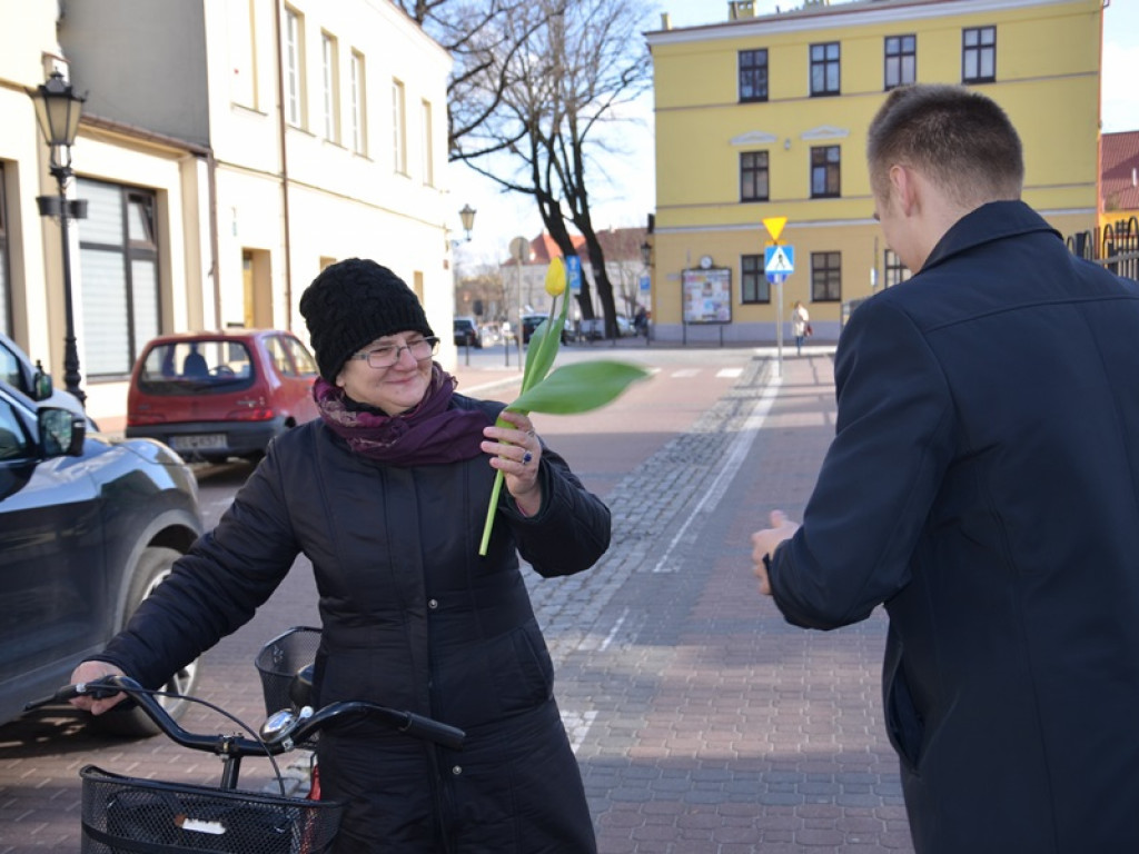 Tulipany dla pań od młodzieżowych radnych