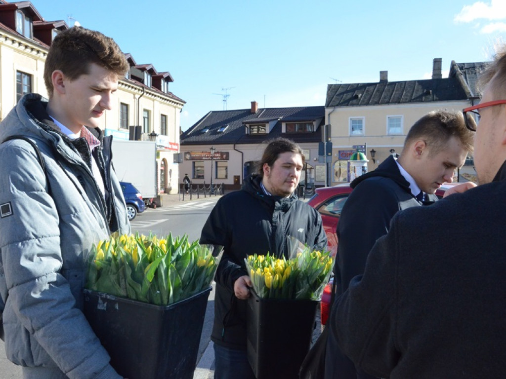 Tulipany dla pań od młodzieżowych radnych