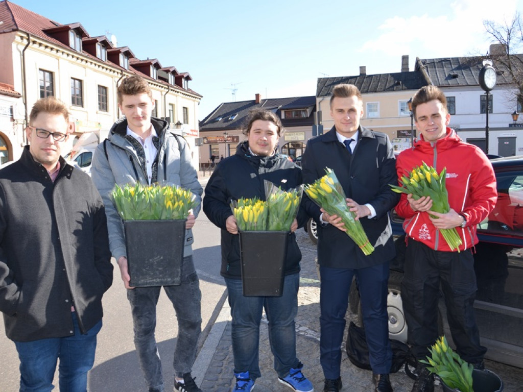 Tulipany dla pań od młodzieżowych radnych