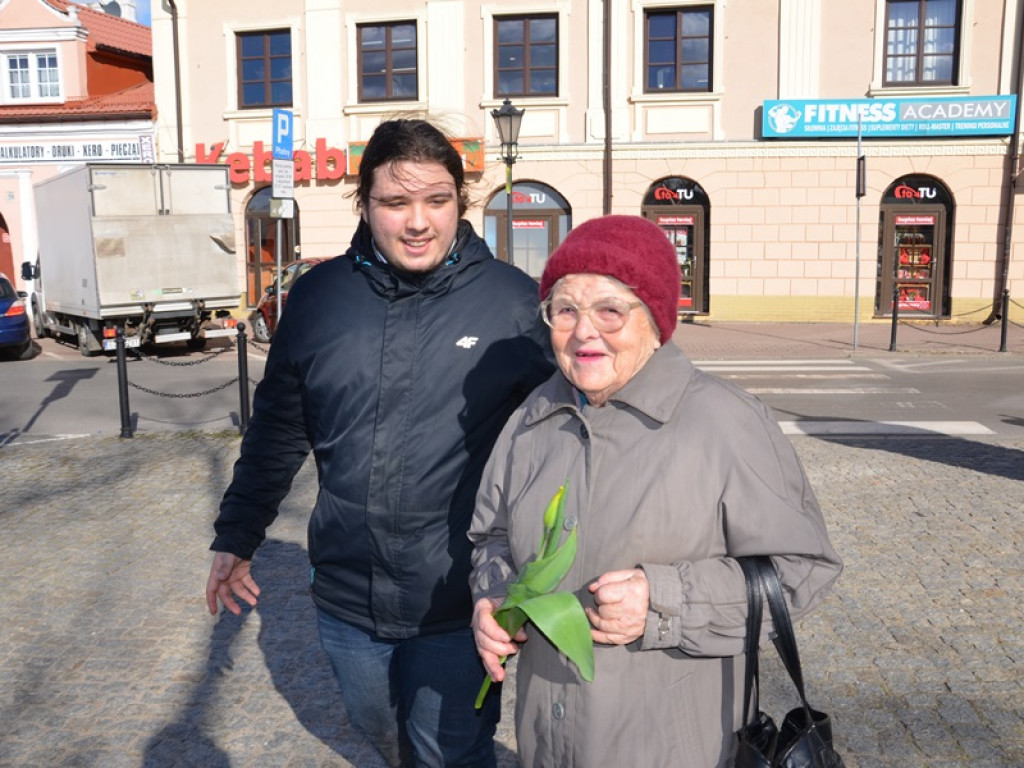 Tulipany dla pań od młodzieżowych radnych