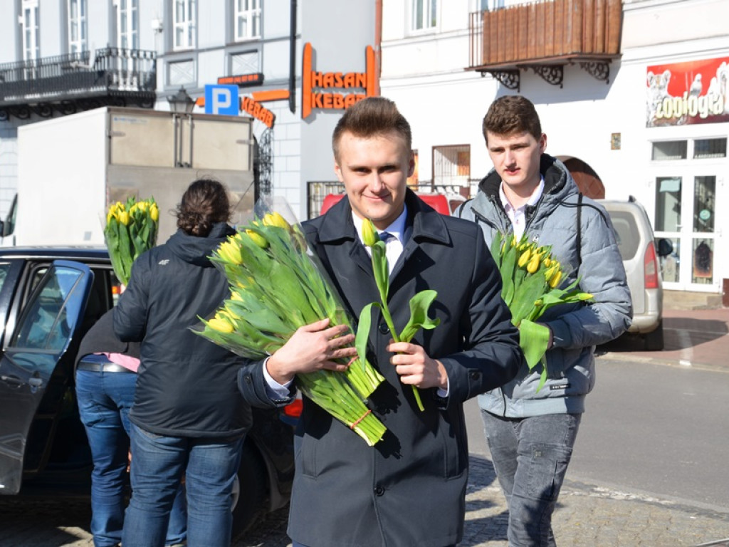 Tulipany dla pań od młodzieżowych radnych