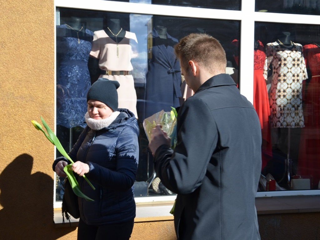 Tulipany dla pań od młodzieżowych radnych