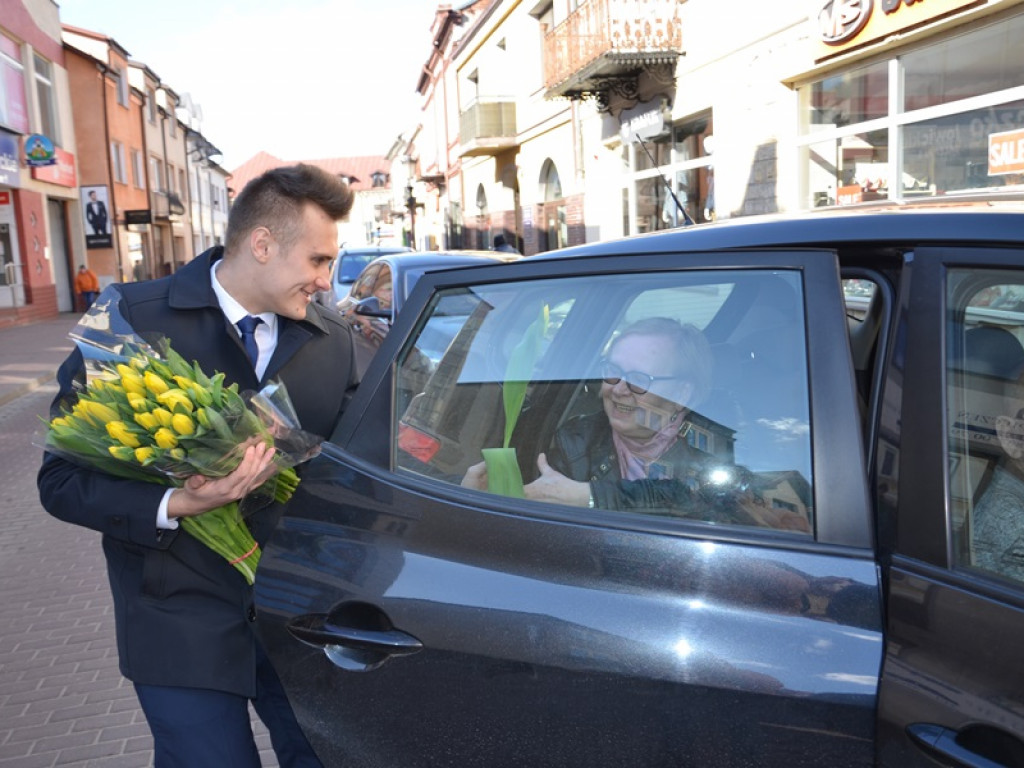 Tulipany dla pań od młodzieżowych radnych