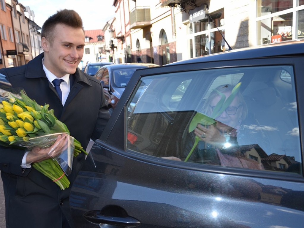 Tulipany dla pań od młodzieżowych radnych