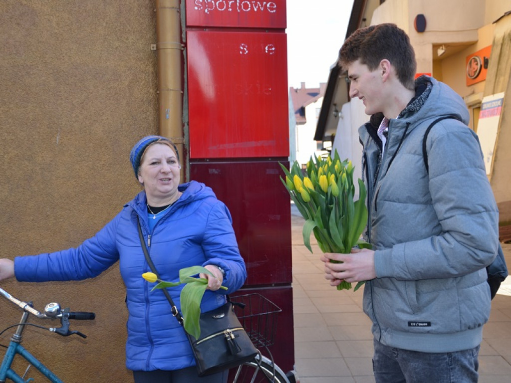 Tulipany dla pań od młodzieżowych radnych