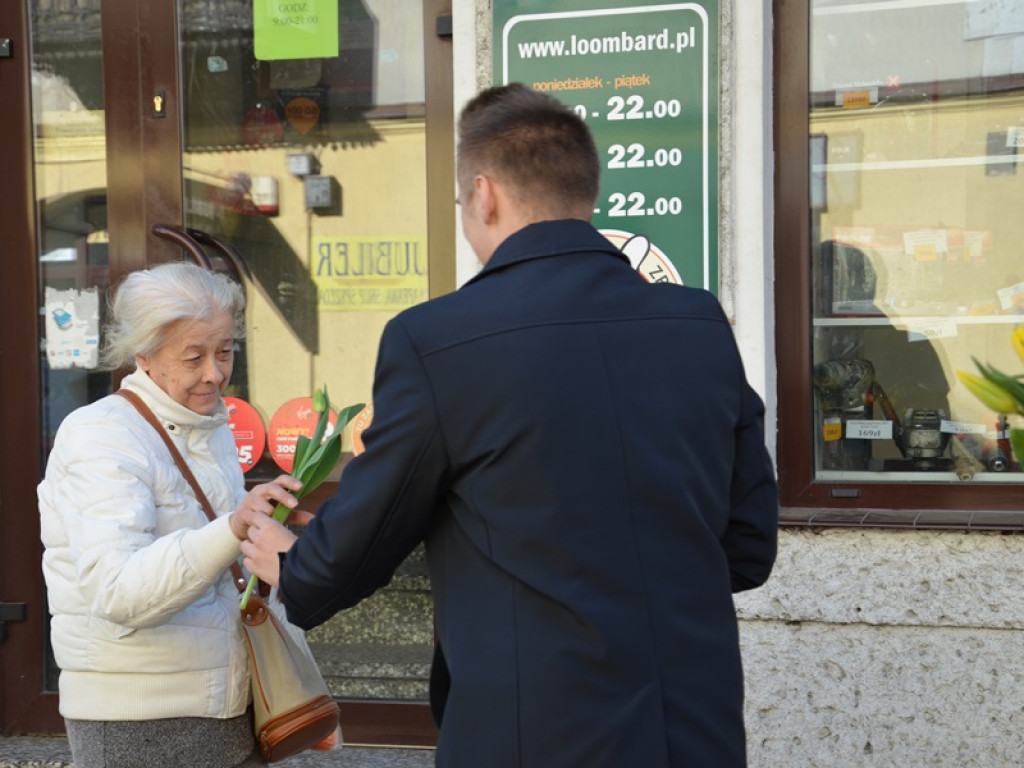 Tulipany dla pań od młodzieżowych radnych