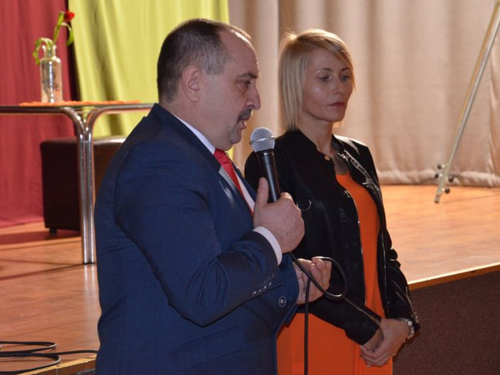 Życzenia, kwiaty, kabaret i słodki poczęstunek