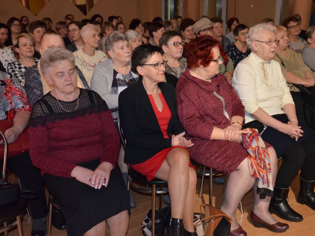 Życzenia, kwiaty, kabaret i słodki poczęstunek