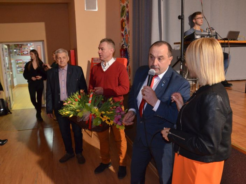 Życzenia, kwiaty, kabaret i słodki poczęstunek